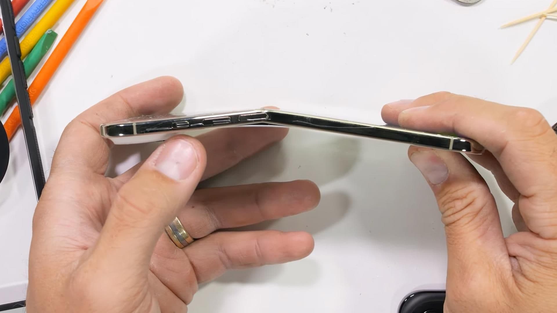 iPhone Air проходит испытание на прочность: тест на изгиб и царапины от JerryRigEverything
