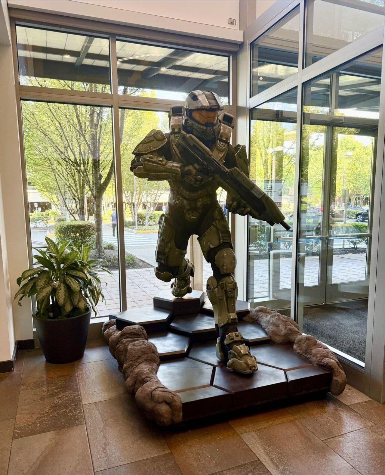 В офисе Halo Studios появилась статуя Мастера Чифа в полный рост
