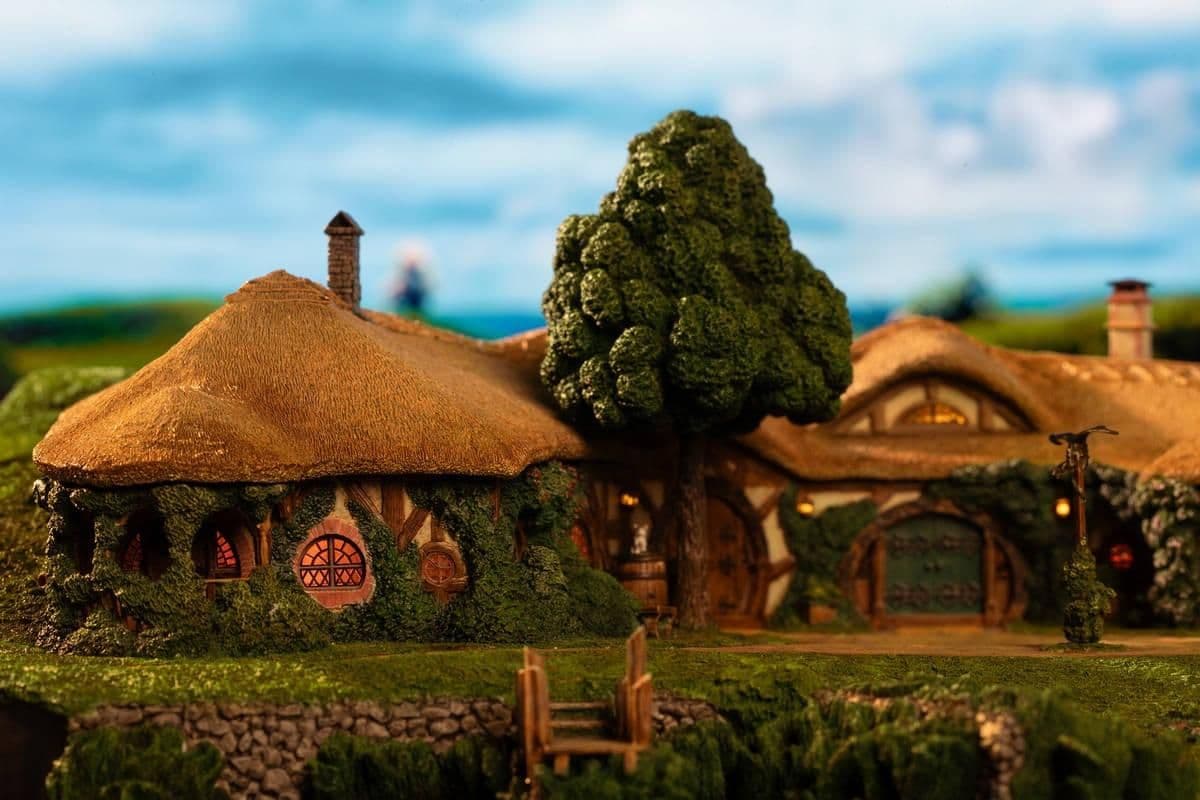 Weta Workshop анонсировала диораму трактира «Зелёный дракон» из вселенной «Властелина колец»